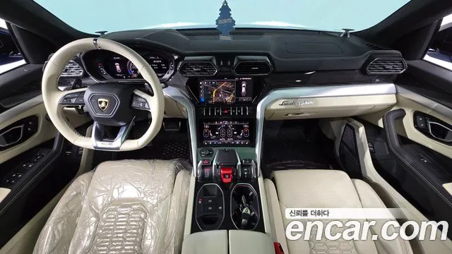 Lamborghini Urus — интерьер