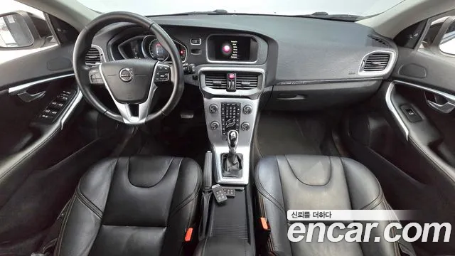 Volvo V40 — интерьер