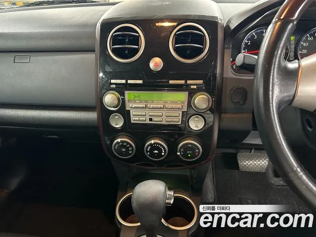 Mazda Verisa — интерьер