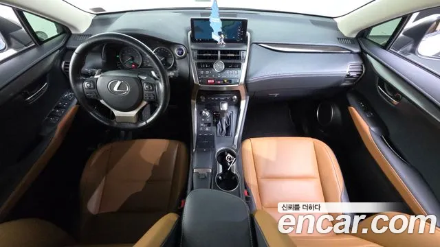 Lexus NX — интерьер