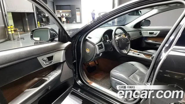Jaguar XF 2015 — фото 10