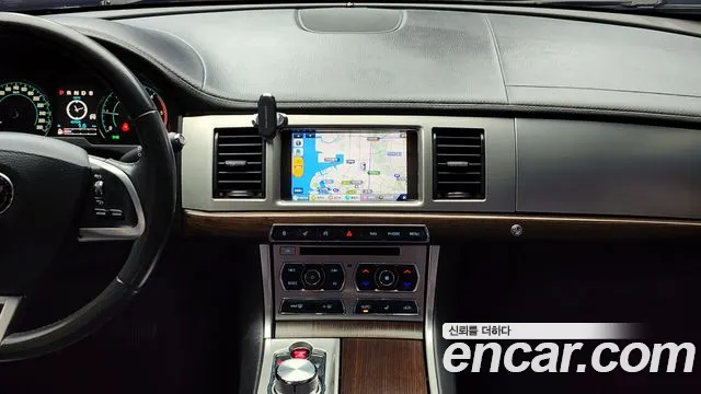 Jaguar XF 2015 — фото 14