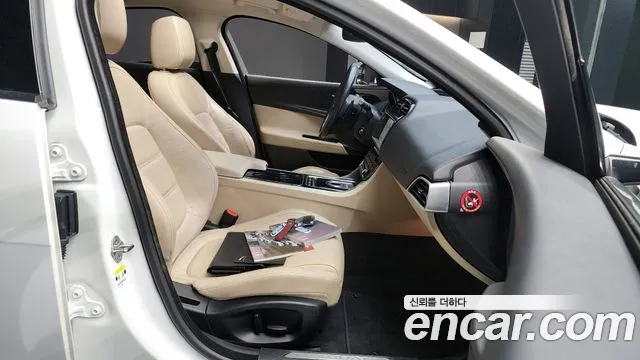 Jaguar XE 2016 — фото 11
