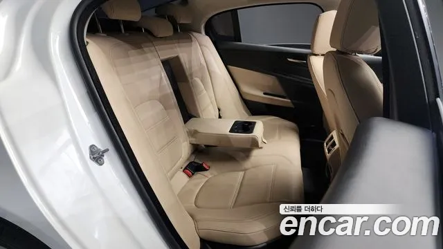 Jaguar XE 2016 — фото 12