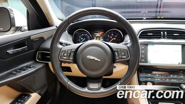 Jaguar XE 2016 — фото 13