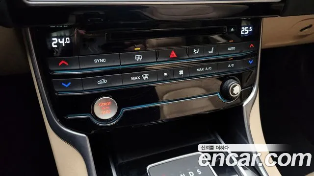 Jaguar XE 2016 — фото 17