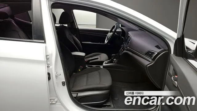 Hyundai AVANTE 2018 — фото 10