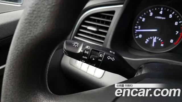 Hyundai AVANTE 2018 — фото 18