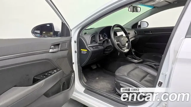Hyundai AVANTE 2017 — фото 11