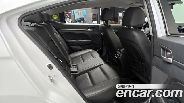 Hyundai AVANTE 2017 — фото 12