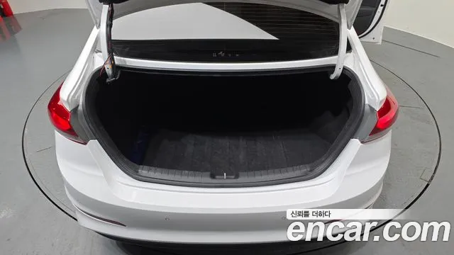 Hyundai AVANTE 2017 — фото 20