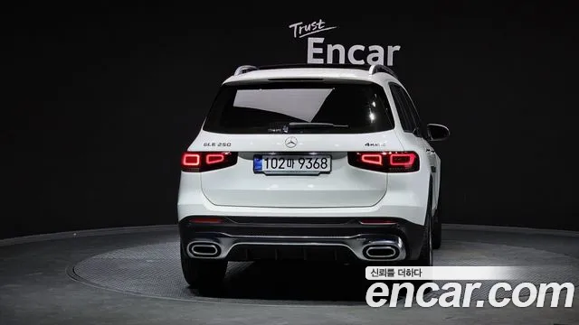 Mercedes-Benz GLB-Class 2023 — фото 4