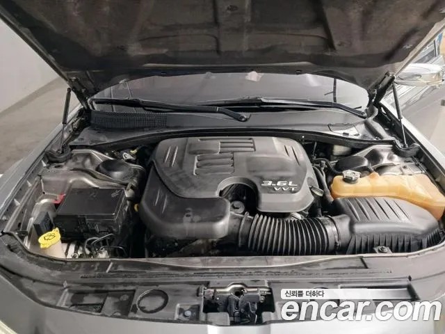 Chrysler 300C 2011 — фото 19