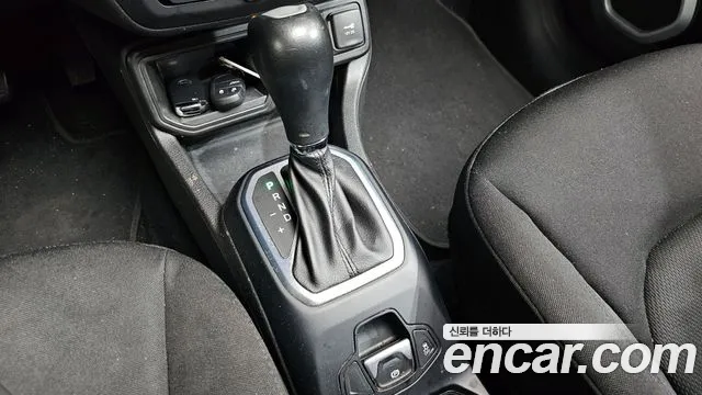 Jeep Renegade 2018 — фото 9
