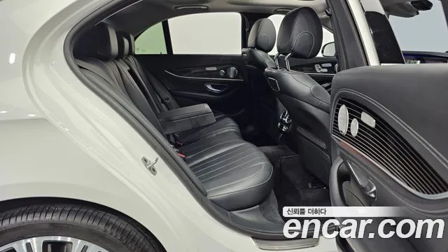 Mercedes-Benz E-Class 2019 — фото 12