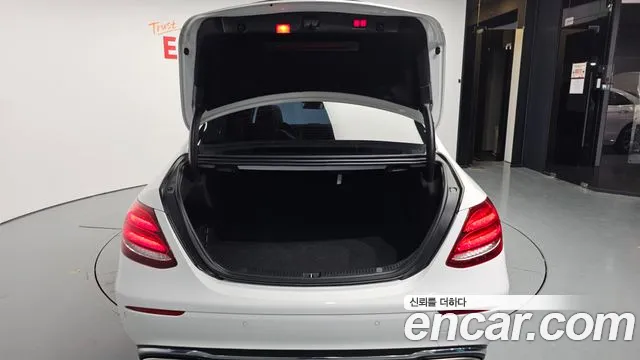 Mercedes-Benz E-Class 2019 — фото 20