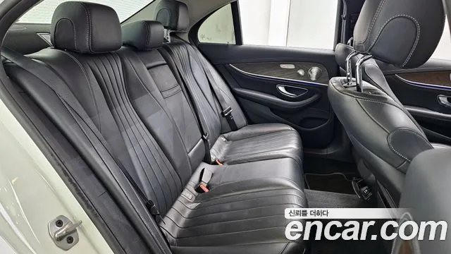 Mercedes-Benz E-Class 2019 — фото 12