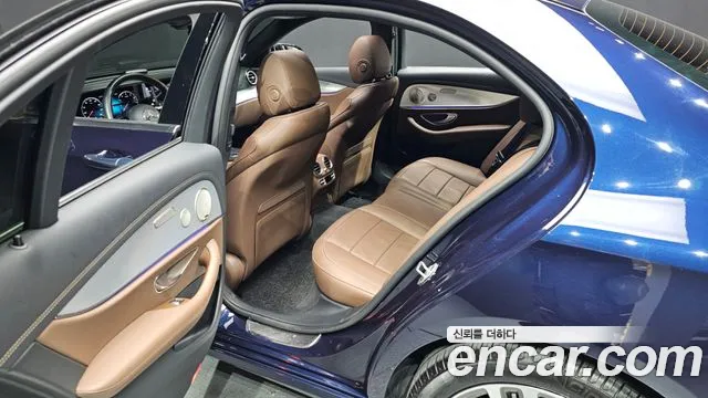Mercedes-Benz E-Class 2021 — фото 13