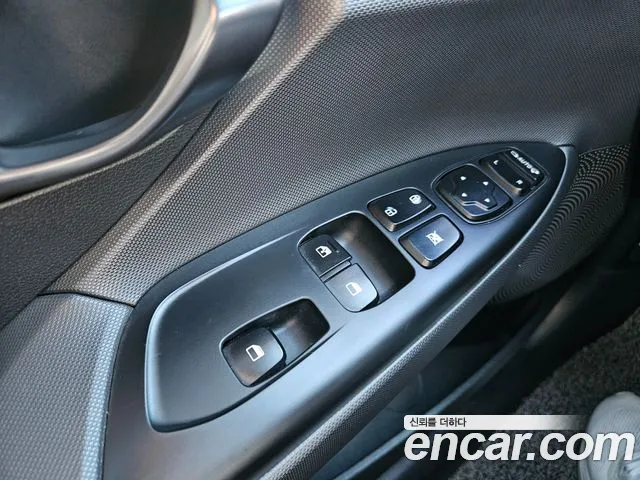 Hyundai Veloster 2022 — фото 13