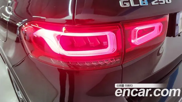 Mercedes-Benz GLB-Class 2023 — фото 18