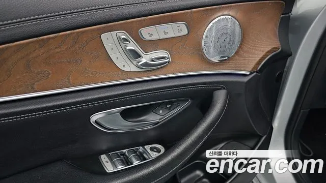 Mercedes-Benz E-Class 2019 — фото 17