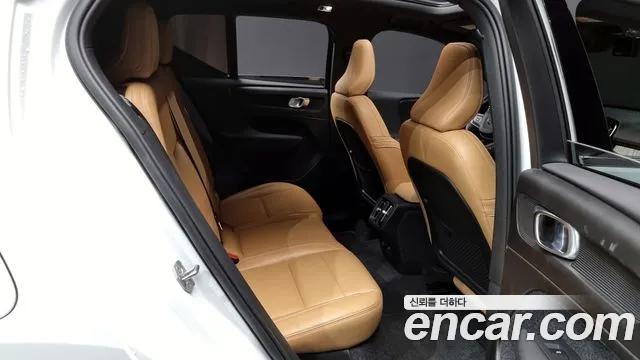 Volvo XC40 2020 — фото 12