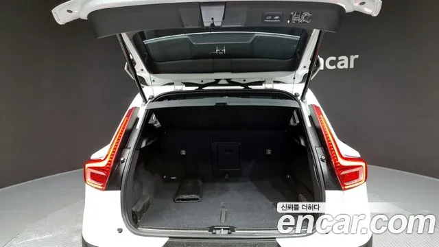 Volvo XC40 2020 — фото 20