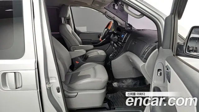 Hyundai Starex 2017 — фото 11