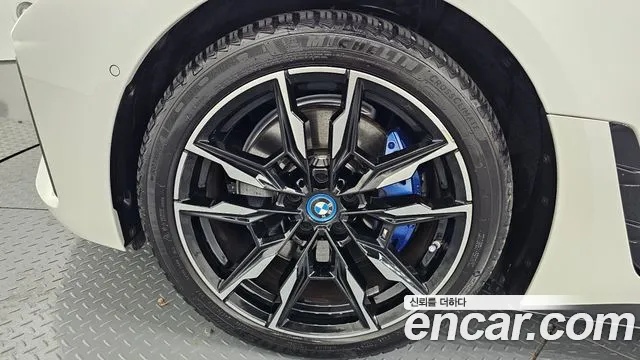 BMW i4 2022 — фото 5