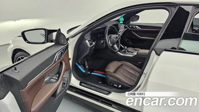 BMW i4 2022 — фото 11