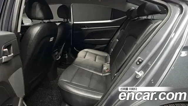 Hyundai AVANTE 2016 — фото 12