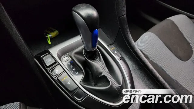Hyundai Veloster 2018 — фото 9