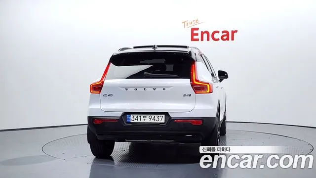 Volvo XC40 2021 — фото 4