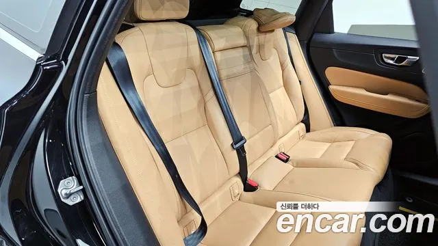 Volvo XC60 2021 — фото 12