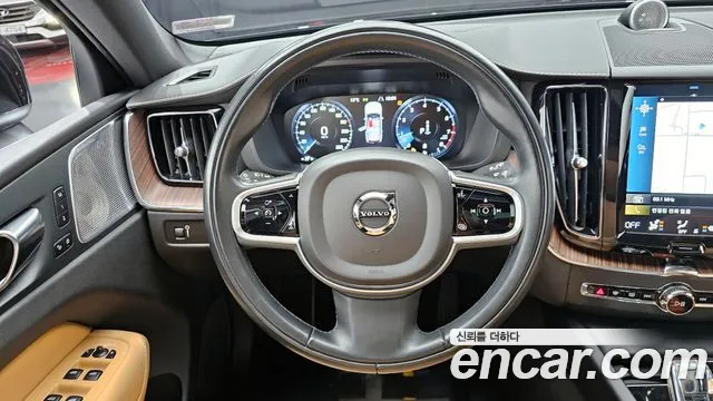 Volvo XC60 2021 — фото 13
