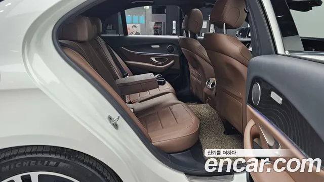 Mercedes-Benz E-Class 2022 — фото 12