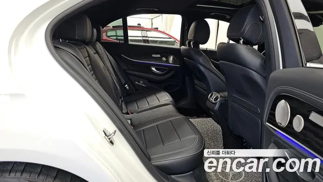Mercedes-Benz E-Class 2022 — фото 11