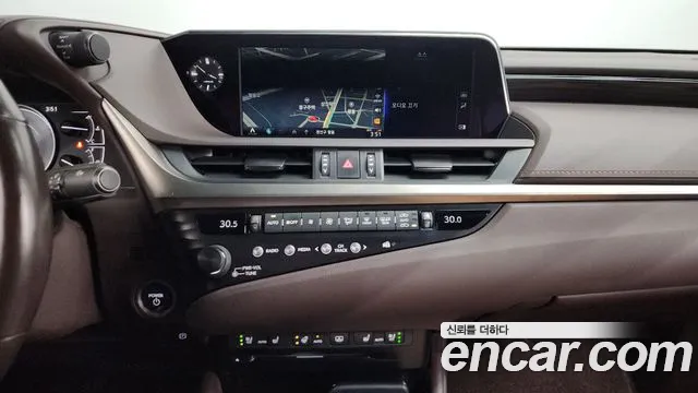 Lexus ES 2020 — фото 14