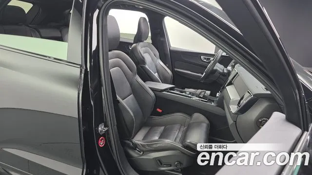 Volvo XC60 2021 — фото 12