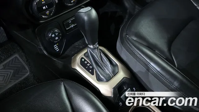 Jeep Renegade 2017 — фото 9