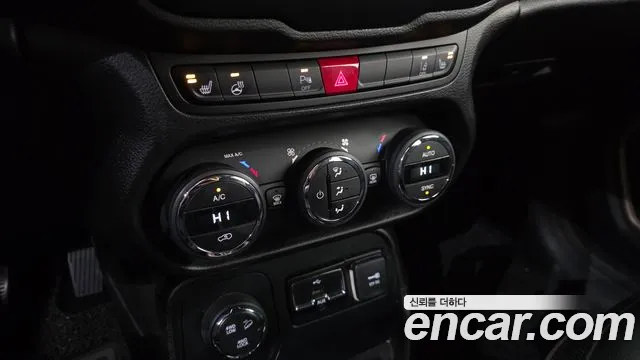 Jeep Renegade 2017 — фото 16