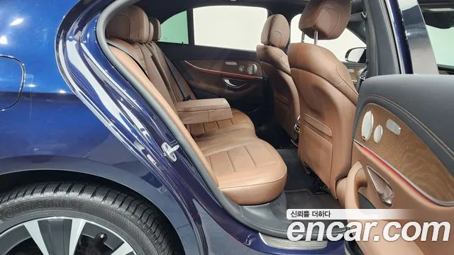 Mercedes-Benz E-Class 2021 — фото 12