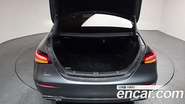 Mercedes-Benz E-Class 2021 — фото 20