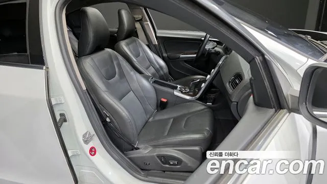 Volvo S60 2018 — фото 12