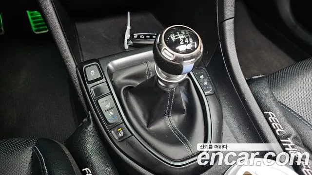 Hyundai Veloster 2022 — фото 9
