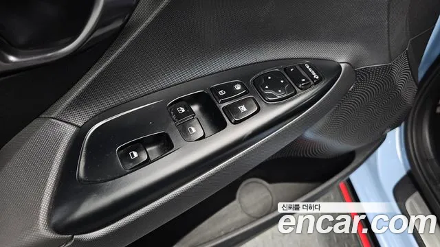 Hyundai Veloster 2022 — фото 17