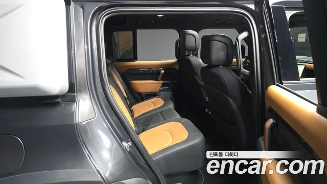 Land Rover Defender 2023 — фото 12
