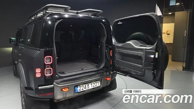 Land Rover Defender 2023 — фото 20