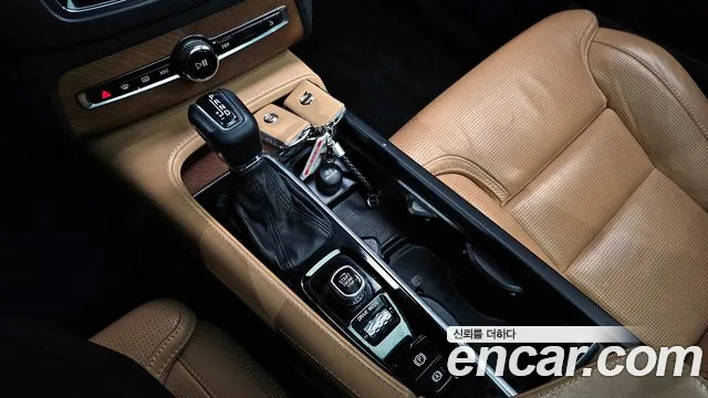 Volvo XC90 2020 — фото 9