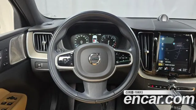 Volvo XC60 2020 — фото 13
